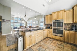 大冰箱、微波炉、烤箱、炉灶