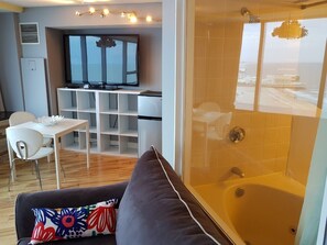 TV - Atlantic Palace on The Boardwalk Oceanfront Studio (Atlantic City)