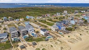 Una zona residencial a la costa, amb cases, una platja i vista a l'oceà.