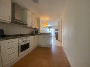 Réfrigérateur, micro-ondes, four, cafetière/bouilloire