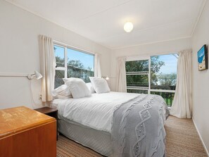 4 bedrooms, iron/ironing board, WiFi