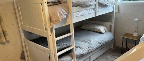 4 bedrooms, iron/ironing board, WiFi