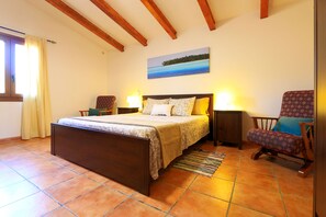 2 Schlafzimmer, Schreibtisch, Bügeleisen/Bügelbrett, Reisekinderbett