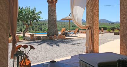 Historic finca with modern comfort and panoramic views, pool, calm nature, WiFi