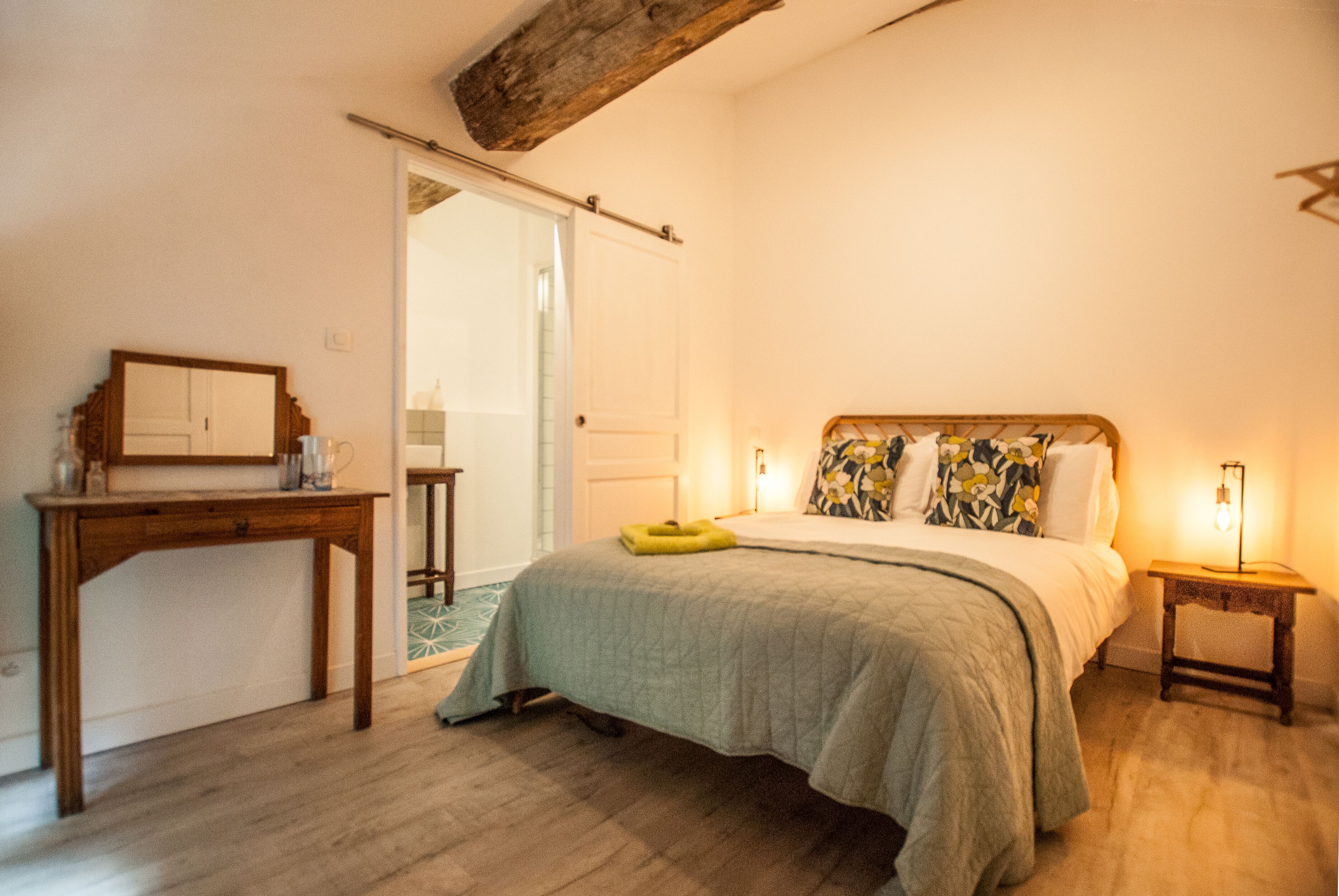 4 chambres, bureau, fer et planche à repasser, lit parapluie