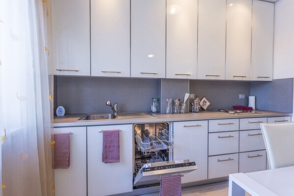 Fridge, microwave, dishwasher, coffee/tea maker