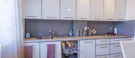 Frigorifero, microonde, lavastoviglie, macchina per tè/caffè