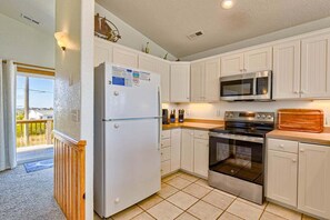 Full-size fridge, microwave, oven, stovetop