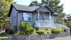 Exterior - 2Bd/2Ba Darling Beach Cottage 3 Mins to Beach, Back Deck for Quiet Evenings (Seaside)