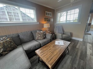 Smart TV, fireplace - 2Bd/2Ba Darling Beach Cottage 3 Mins to Beach, Back Deck for Quiet Evenings (Seaside)