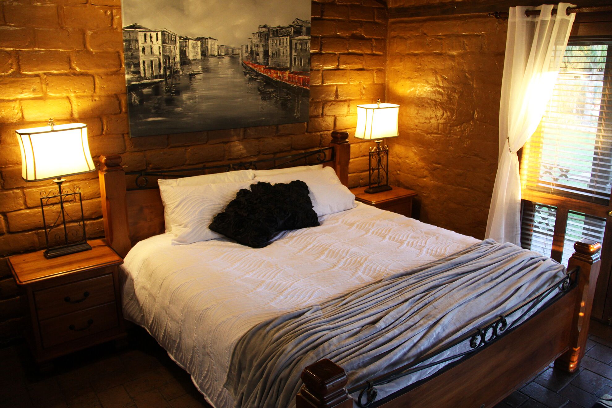 Secluded artistic earthen home offering spa luxury — image 4