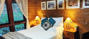 Secluded artistic earthen home & gallery perfect for spa luxury stays