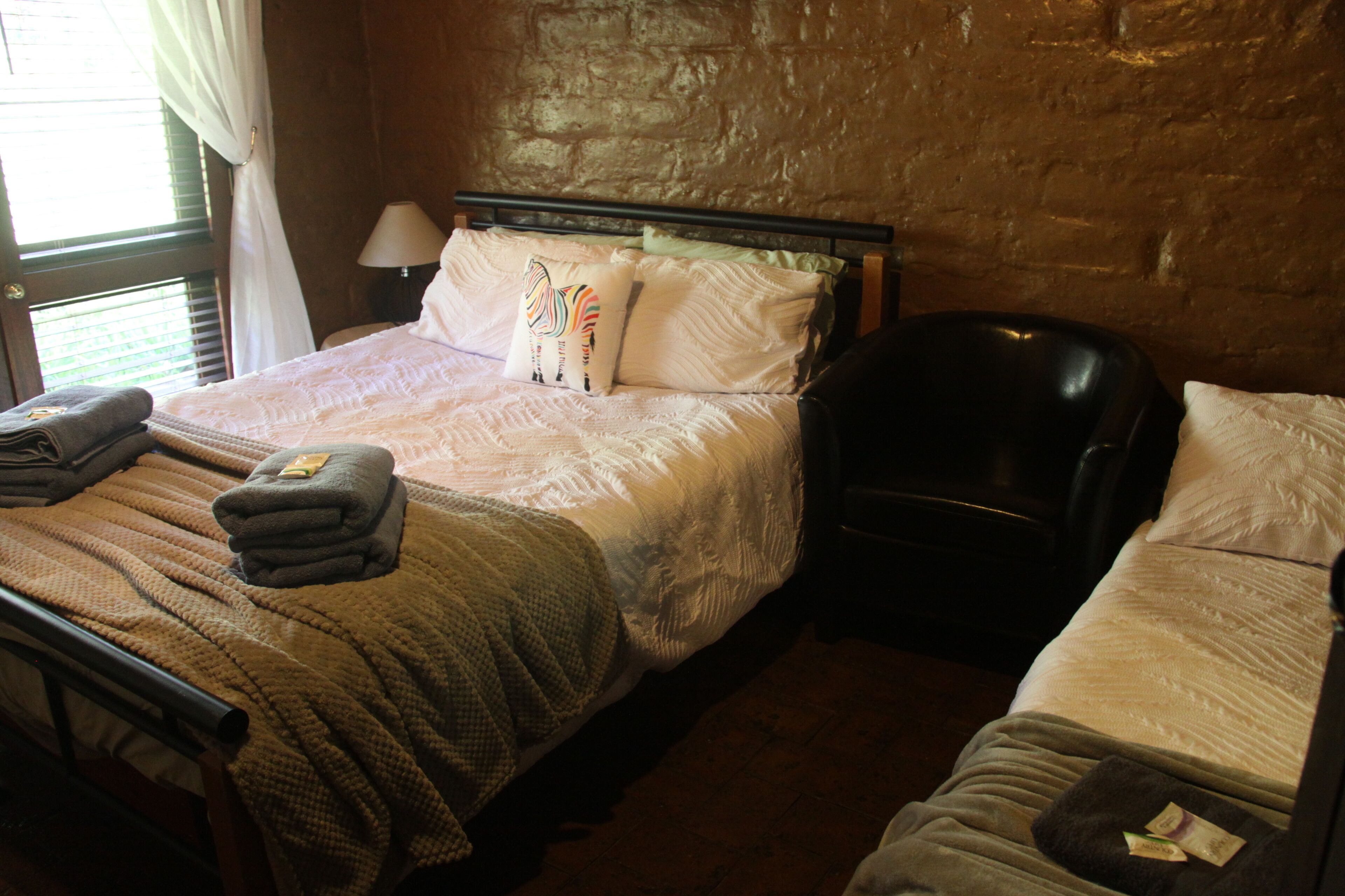 Secluded artistic earthen home offering spa luxury — image 14