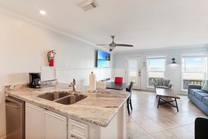 Jääkaappi, mikroaaltouuni, uuni, liesi