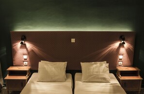 2 bedrooms, WiFi, bed sheets - IOTEL beautiful and spacious apartment near Acropolis, at Dourgouti neighborhood (Athina)