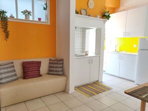 Fridge, microwave, stovetop, coffee/tea maker - Campo Santana Apartment (Lisboa)