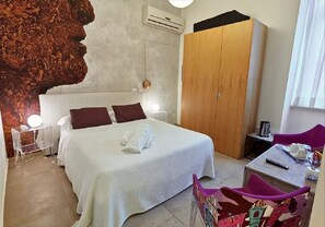 1 Schlafzimmer, Zimmersafe, Schreibtisch, Bügeleisen/Bügelbrett