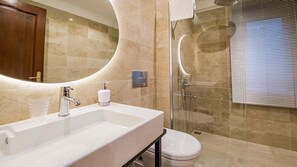 Dusche, Haartrockner, Handtücher, Toilettenpapier