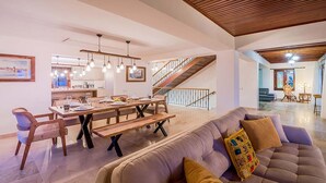 Smart TV, chimenea, reproductor de DVD, mesa de ping pong