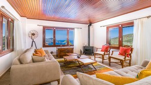 Smart TV, chimenea, reproductor de DVD, mesa de ping pong