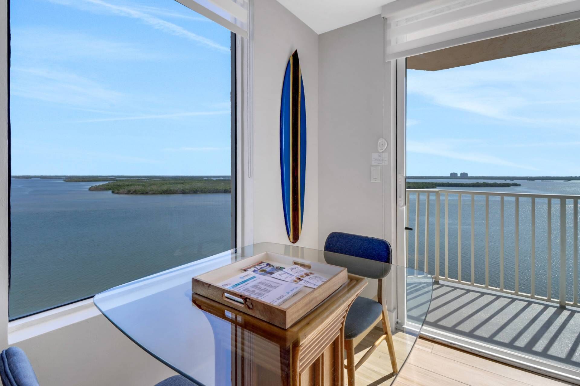 Ein Balkon mit Blick auf ein Gewässer und eine entfernte Insel.
