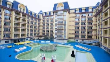 Hồ bơi ngoài trời