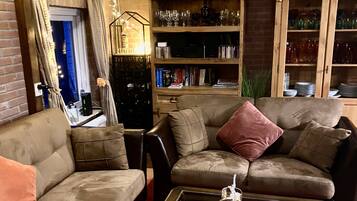 Televisión, chimenea, mesa de ping pong, libros