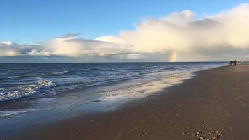 Una playa cerca, sillas reclinables de playa