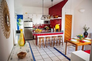 Réfrigérateur, four à micro-ondes, un four, surface de cuisson