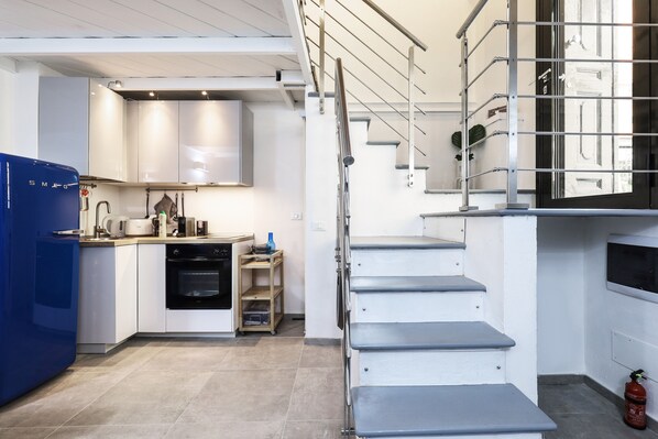 Kühlschrank, Ofen, Herdplatte, Wasserkocher mit Kaffee-/Teezubehör