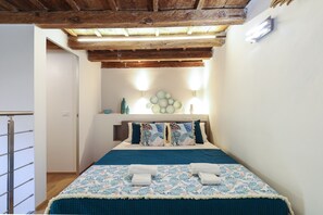 1 dormitorio, caja fuerte, tabla de planchar con plancha y cuna de viaje