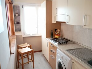 Kühlschrank, Mikrowelle, Herdplatte, Wasserkocher mit Kaffee-/Teezubehör