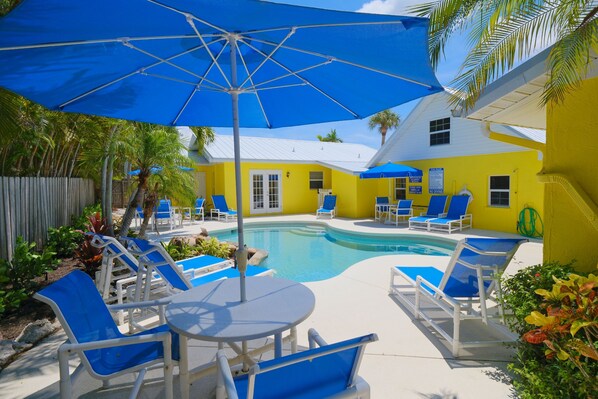 Beheizter Pool, Liegestühle