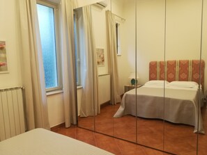 2 عدّة غرف نوم ومكواة/لوح كي وسرير سفر وواي فاي مجانًا