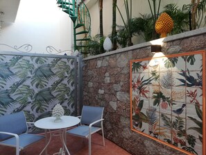 المنطقة المحيطة بالمنشأة