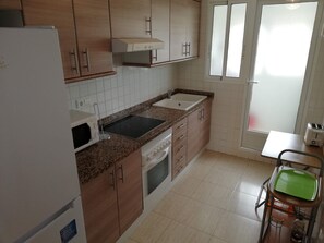 Een koelkast, een microgolfoven, een oven