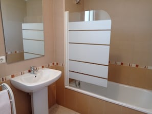 Bathtub, towels