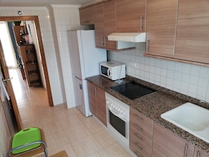 Jääkaappi, mikroaaltouuni, uuni, liesi