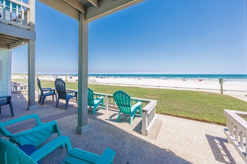 Beachfront Getaway W/ Pool, Hot Tub & Ocean Views - Sleeps 4