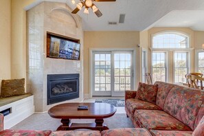 TV, lettore DVD, tavolo da calcetto