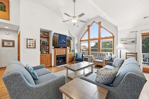 TV, caminetto, lettore DVD, tavolo da calcetto