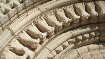 La fameuse voussure aux têtes de chevaux de l'église Saint-Fortunat