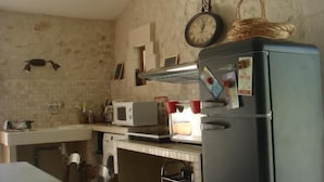 Coffee/tea maker, fridge, microwave, oven