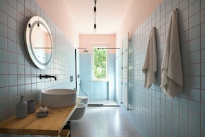 Douche, sèche-cheveux, bidet, serviettes fournies
