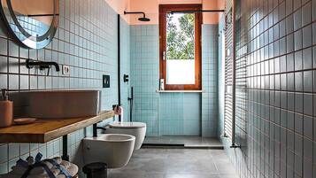 Doccia, asciugacapelli, bidet, asciugamani