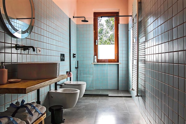 Dusche, Haartrockner, Bidet, Handtücher