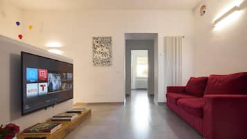 Salotto decorato con oggetti di design.