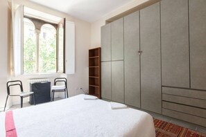 1 dormitori, planxa i posts de planxar, wifi i roba de llit
