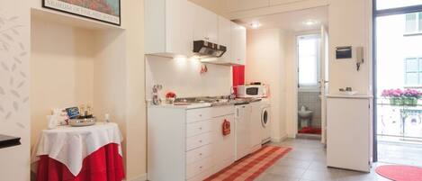 Réfrigérateur, micro-ondes, plaque de cuisson, bouilloire électrique