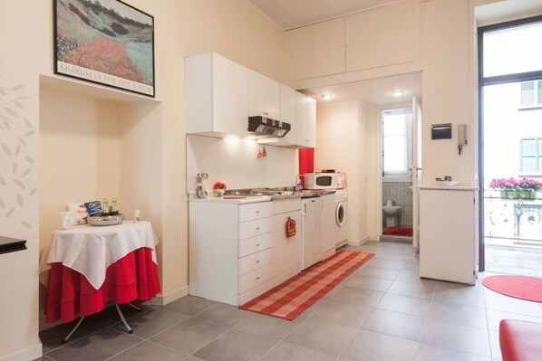 Frigorífico, microondas, placa de cocina y hervidor eléctrico